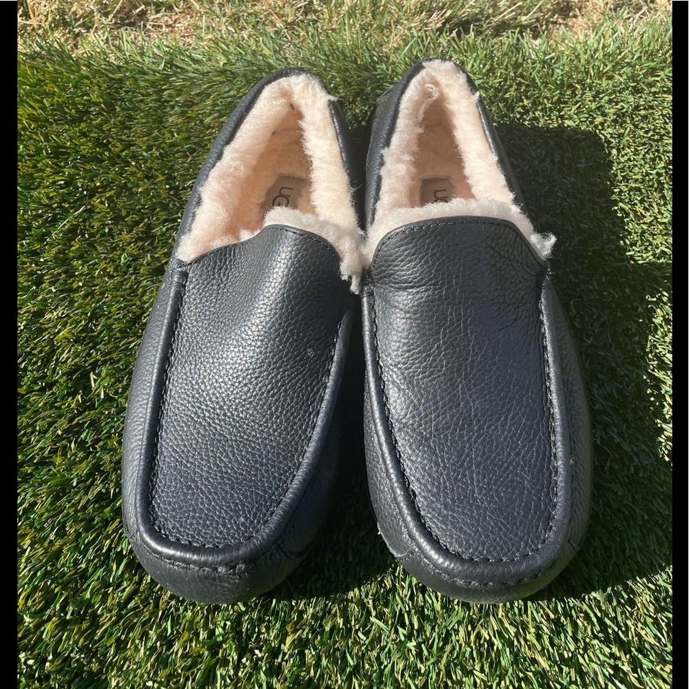 Men’s UGG Ascot Black Leather Slippers sz 9
